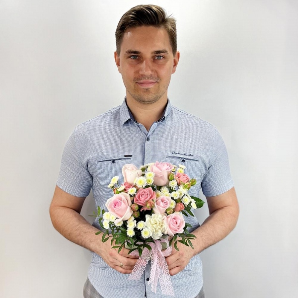 Pink rose 50 cm - 7, Carnation white, cream - 2, Bright pink spray rose mix, 50 cm - 2, Athos poms Stallion - 2, Oasis, Wrapping Paper, Pistachio